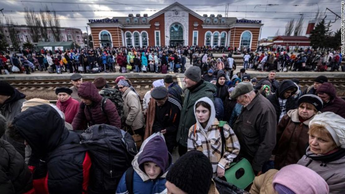 Familias caminan por un andén para subir a un tren en la estación central de Kramatorsk mientras huyen de la ciudad oriental el 5 de abril.