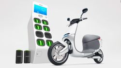 CNNE 1183513 - esta empresa de scooters electricos debuta en wall street