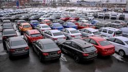 CNNE 1183515 - venta de vehiculos en rusia cae el 63% en marzo