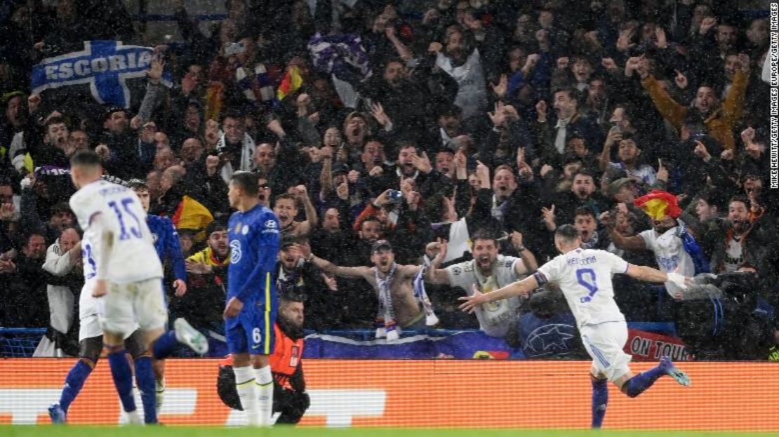 Karim Benzema celebra tras marcar el primer gol del Real Madrid ante el Chelsea.