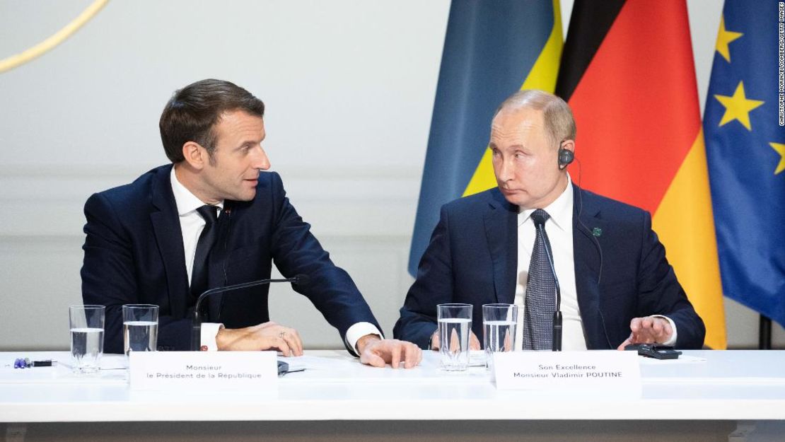 El presidente de Francia, Emmanuel Macron, habla con su homólogo de Rusia, Vladimir Putin, en una cumbre de diciembre de 2019. Macron asumió un papel de liderazgo en el intento de evitar la guerra en Ucrania.