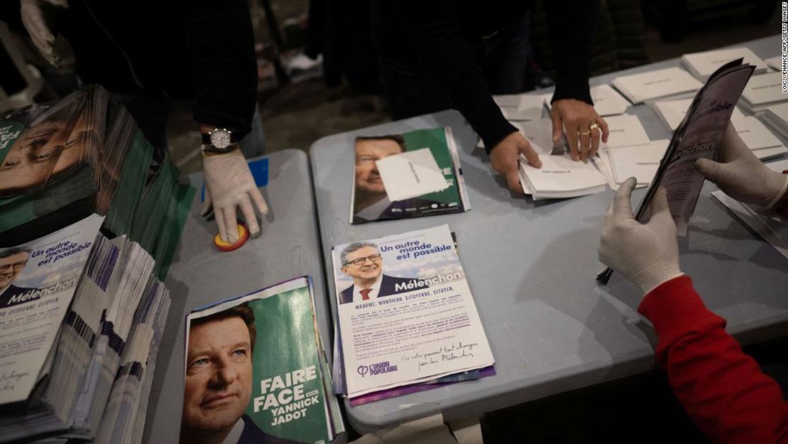 Los servidores públicos preparan materiales electorales para enviarlos por correo a los votantes, a menos de una semana de la primera vuelta de las elecciones presidenciales de Francia.