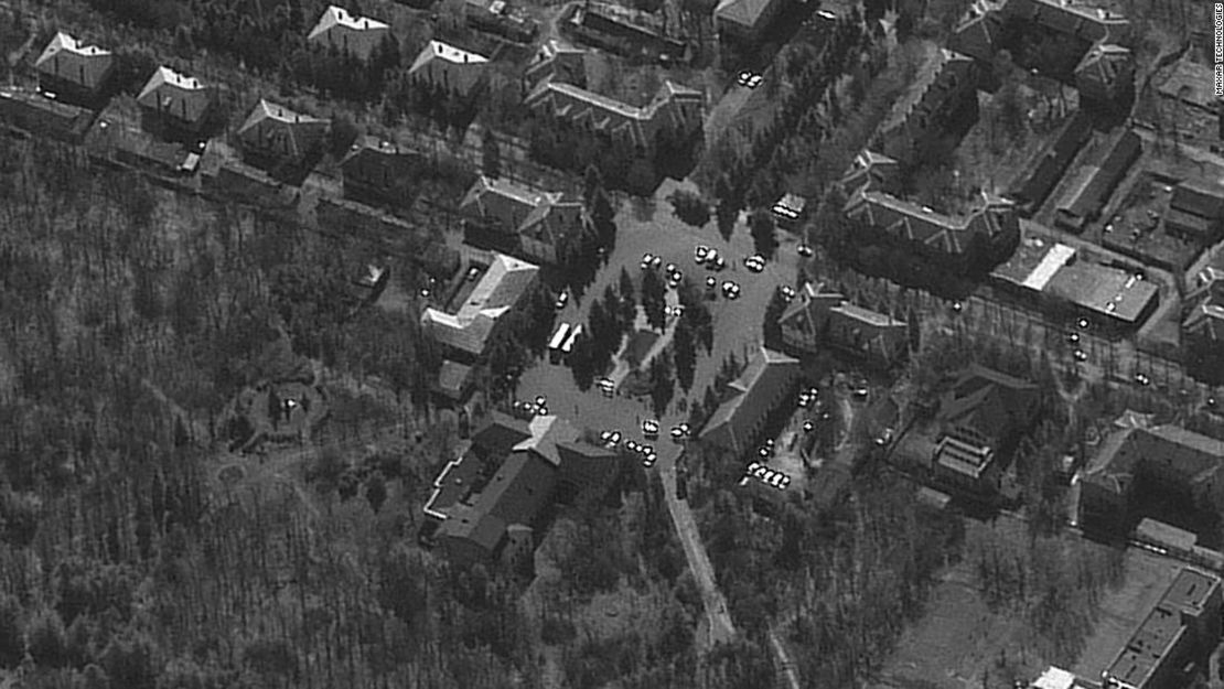 Una imagen satelital del 21 de marzo del Centro de Cultura y Ocio en Dokuchaevsk muestra autobuses afuera.