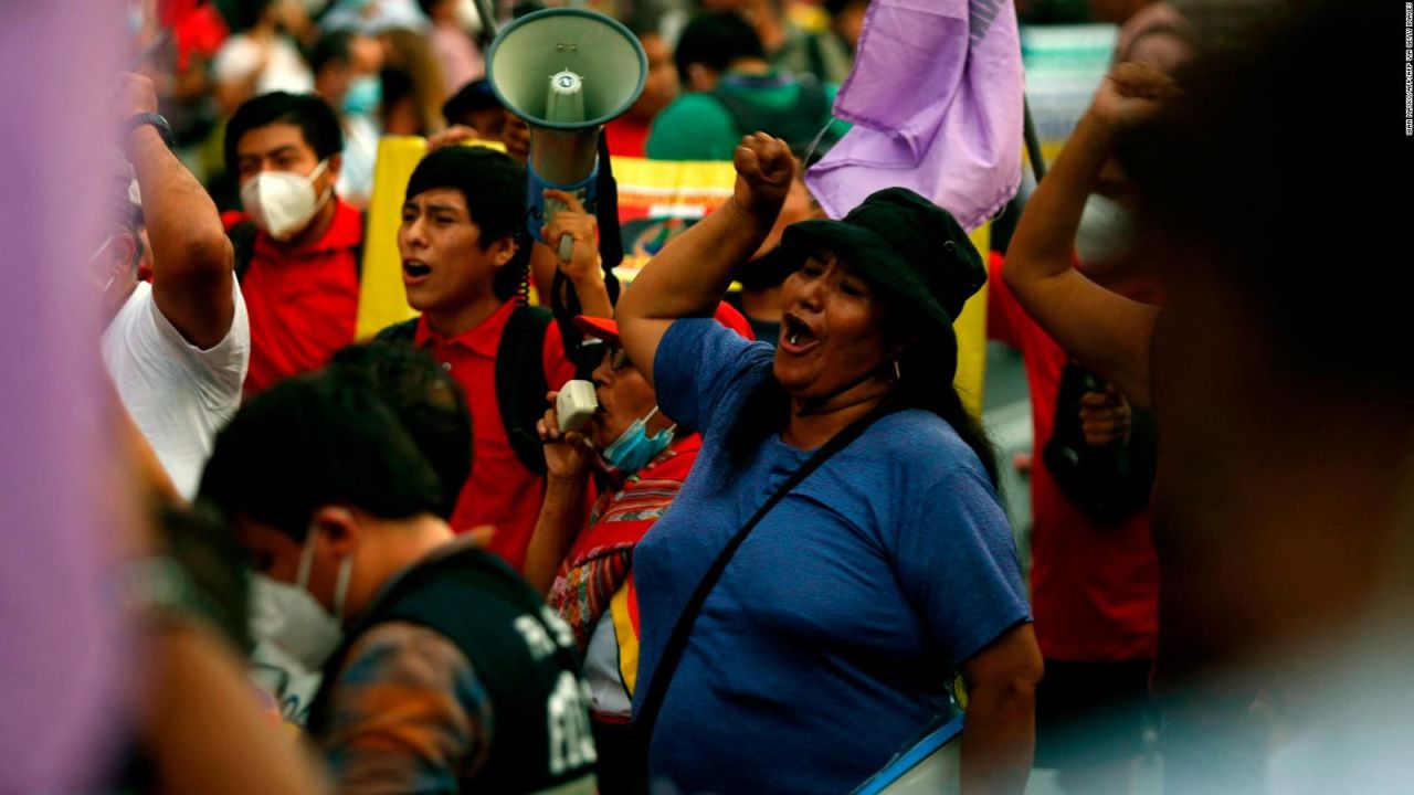 CNNE 1183736 - los educadores protestan contra castillo en peru