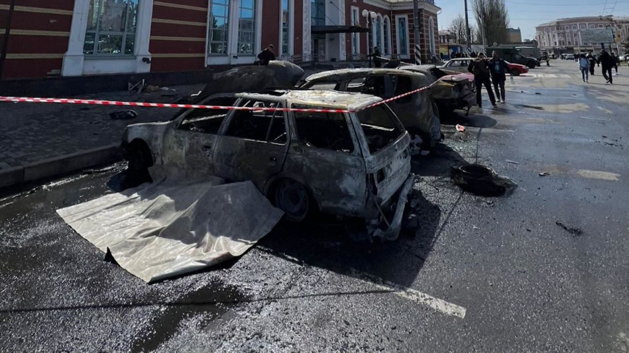 CNNE 1183861 - rusia ataca una estacion de trenes en ucrania