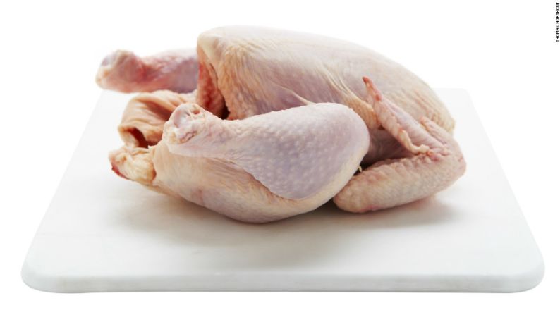 Pollo - En 2013, el pollo de Foster Farms infectó a 634 personas en 29 estados con una cepa de Salmonella multirresistente, según los CDC. De los 634 casos, el 38% implicó hospitalización.