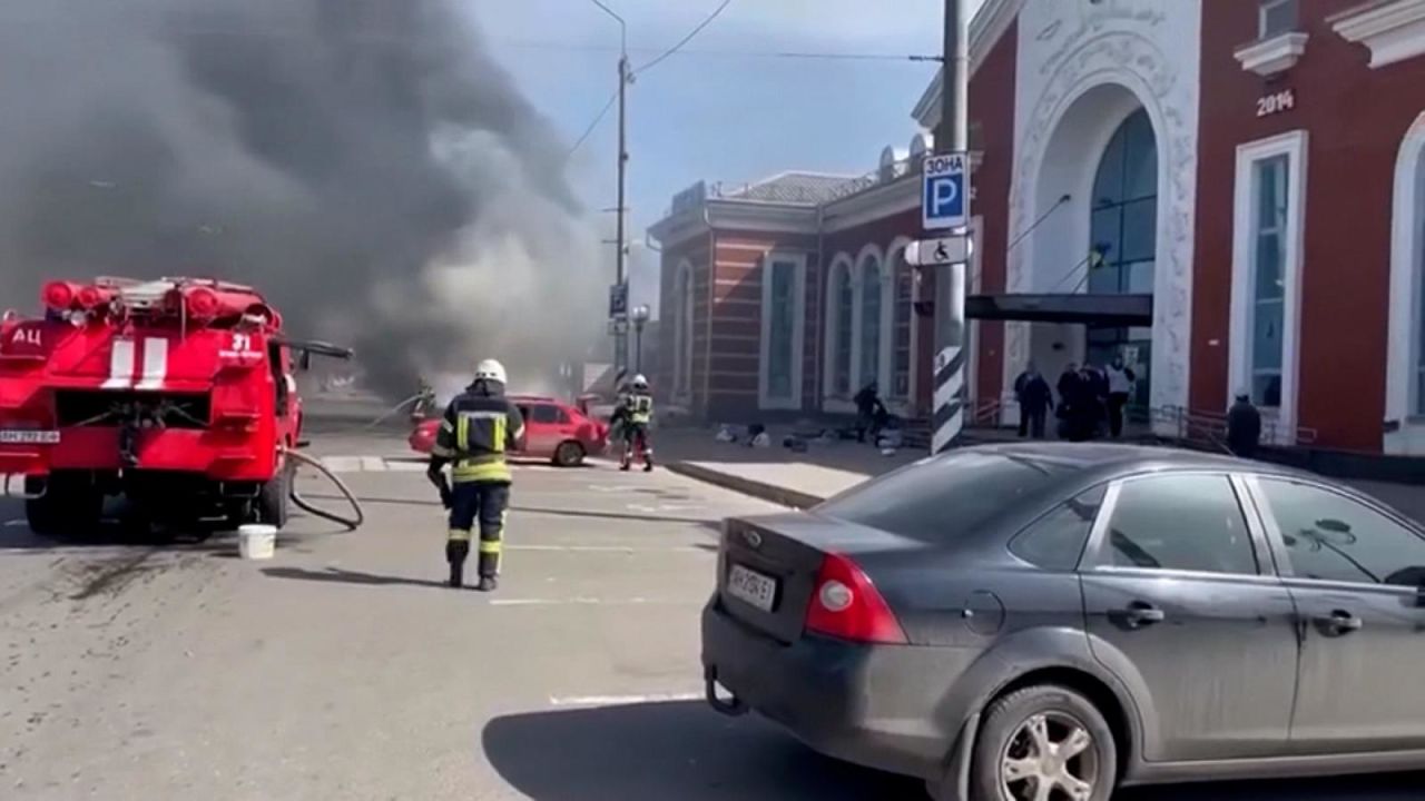 CNNE 1183946 - ucrania- ataque a estacion de tren deja al menos 30 muertos