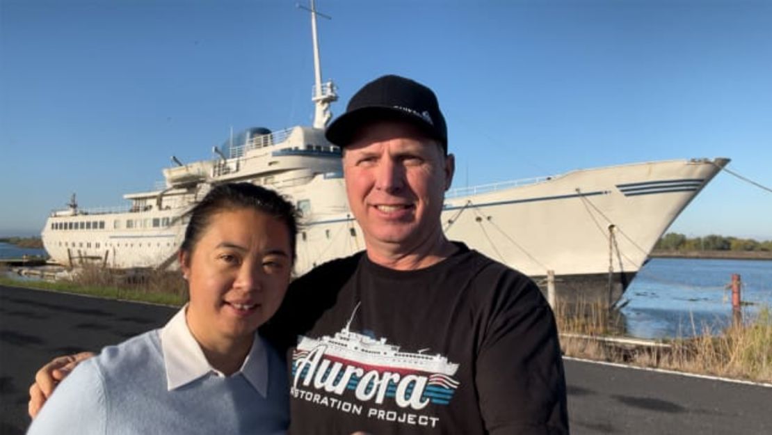 Chris Willson y su pareja Jin Li viven ahora a bordo del crucero que compró en 2008.Crédito: Christopher Willson