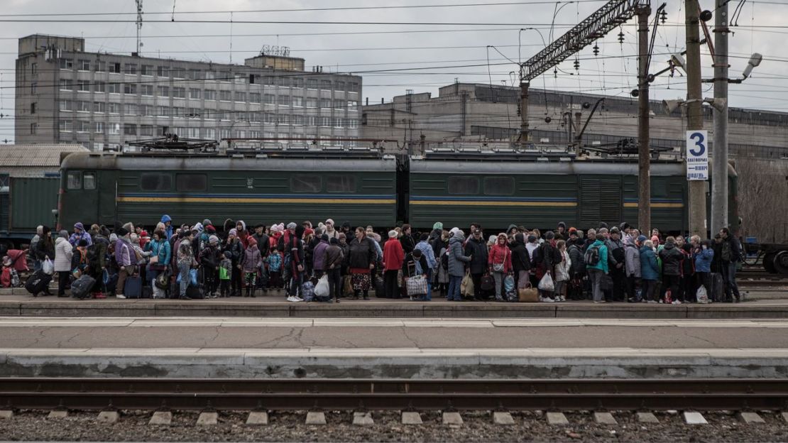 Los civiles se reúnen en la estación de Kramatorsk para ser evacuados de las zonas de combate en el este de Ucrania el 6 de abril.Crédito: Andrea Carrubba/Anadolu Agency/Getty Images