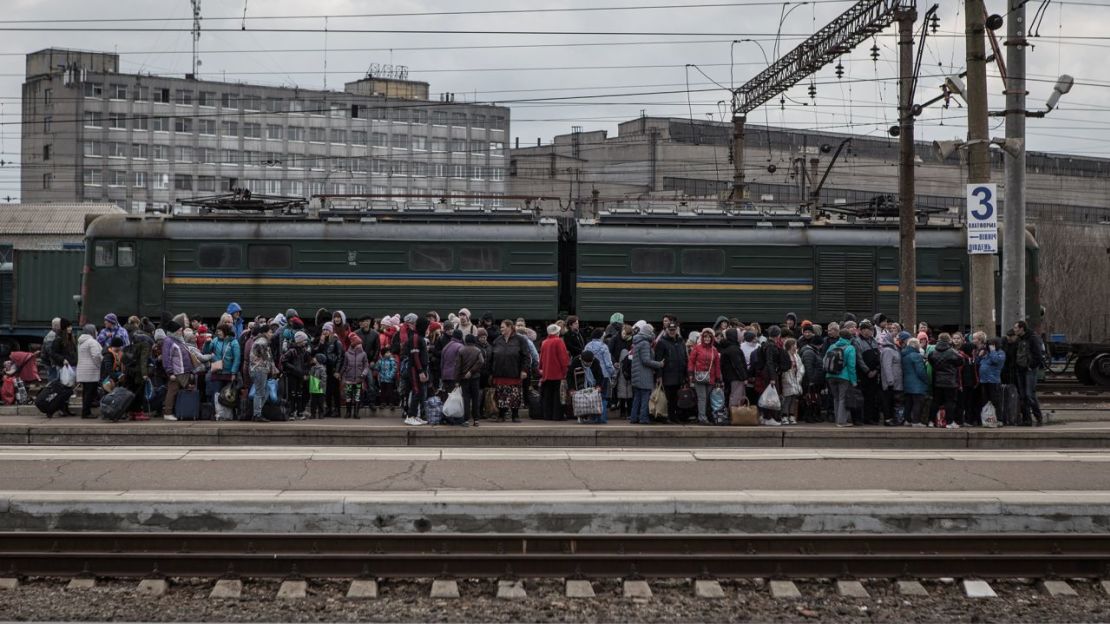 Los civiles se reúnen en la estación de Kramatorsk para ser evacuados de las zonas de combate en el este de Ucrania el 6 de abril.Crédito: Andrea Carrubba/Anadolu Agency/Getty Images