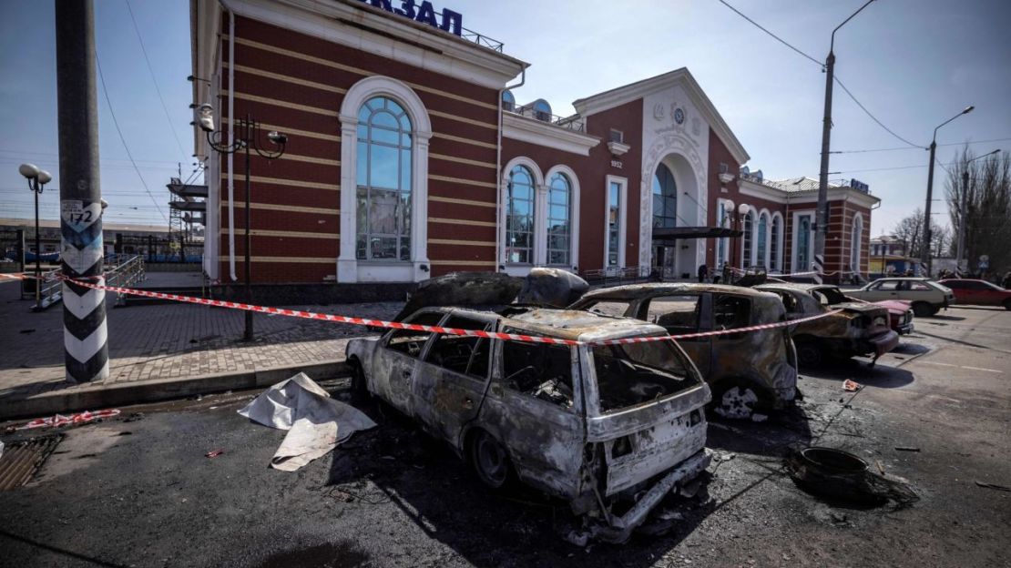 Vehículos destruidos en el exterior de la estación de tren de Kramatorsk tras el ataque con misiles del 8 de abril de 2022.