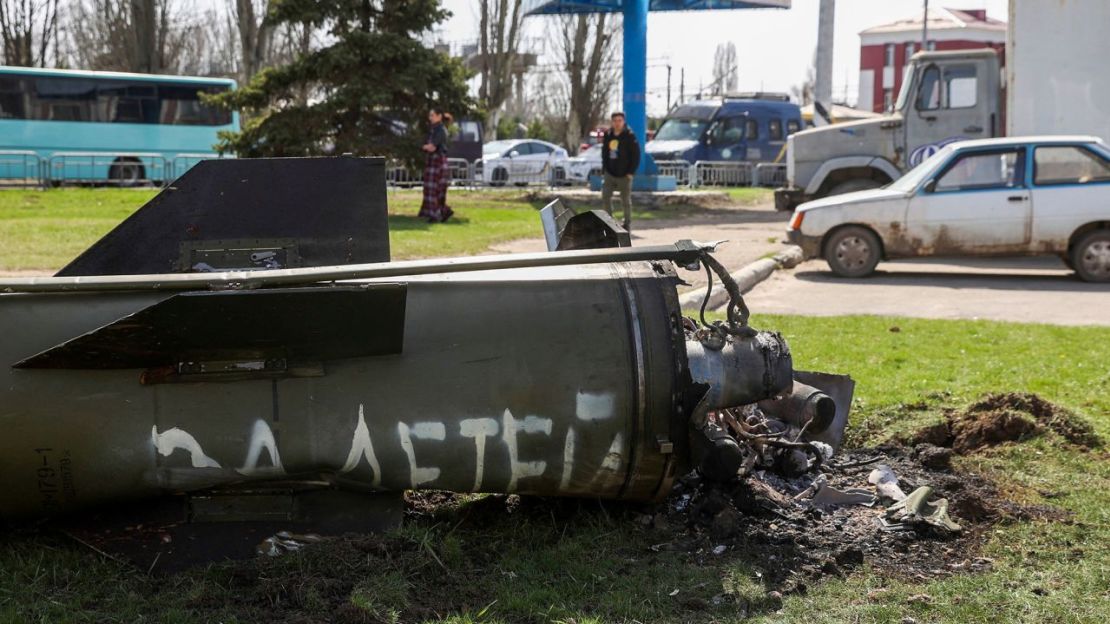 Las palabras "para los niños" escritas en el lateral de un misil cerca de la estación de tren de Kramatorsk. El video fue compartido en las redes sociales por el presidente de Ucrania Zelensky poco después del ataque. CNN no puede confirmar quién escribió las palabras en el misil.Crédito:Anatalii Stepanov/AFP/Getty Images