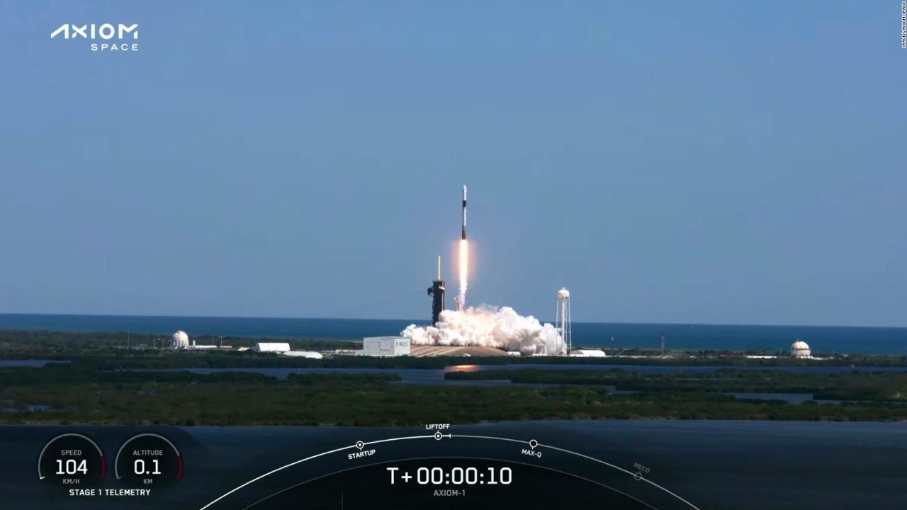 CNNE 1184192 - spacex lanza turistas a estacion espacial internacional