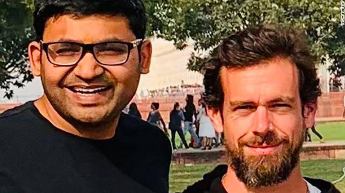 Parag Agrawal de Twitter asumió el cargo de CEO después de la sorpresiva salida de Jack Dorsey del cargo en noviembre. Agrawal tuiteó esta foto de él y Dorsey cuando se anunció el cambio de liderazgo.