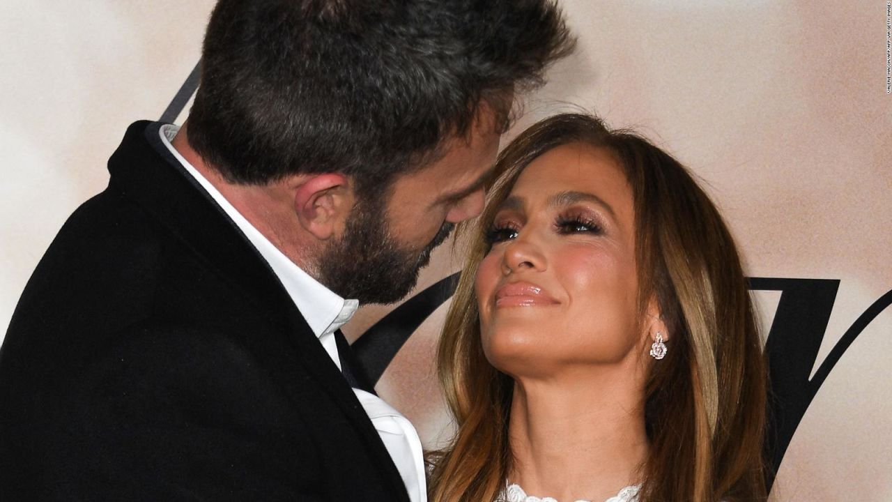 CNNE 1184663 - jlo y ben affleck anuncian un segundo compromiso