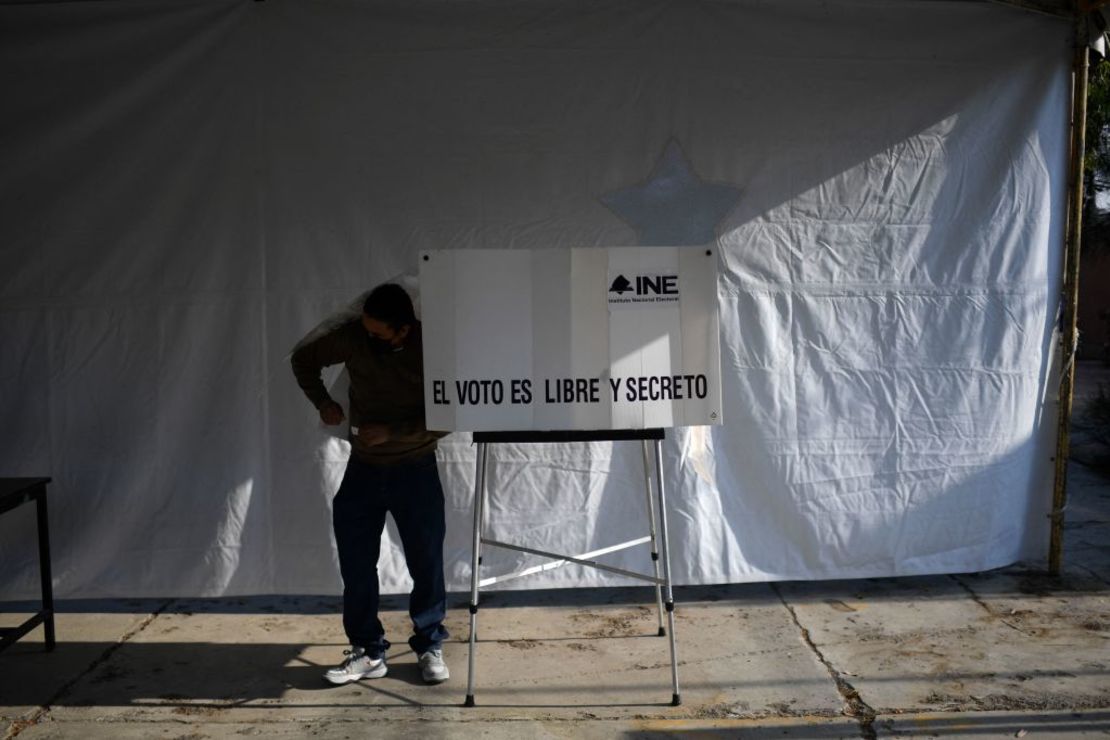 Un hombre vota en una mesa electoral durante el referéndum nacional sobre la revocación del mandato del presidente mexicano Andrés Manuel López Obrador, en Chimalhuacán, el 10 de abril de 2022.