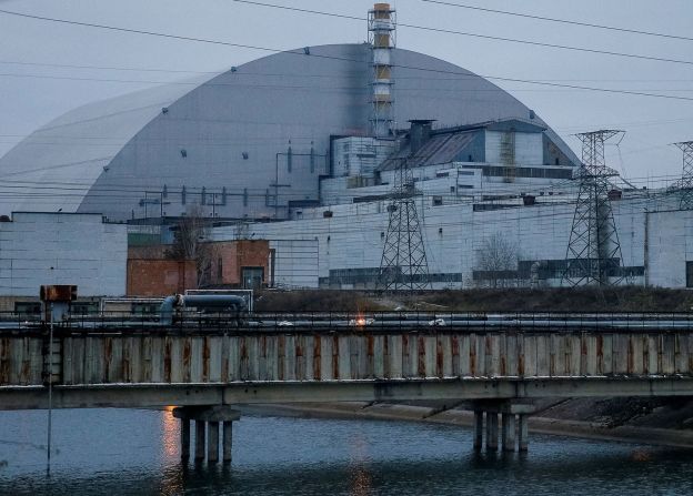 Una vista general muestra la estructura Nuevo confinamiento seguro sobre el antiguo sarcófago que cubre el cuarto reactor dañado en la planta de energía nuclear de Chernobyl en Chernobyl, Ucrania, el 22 de noviembre de 2018.