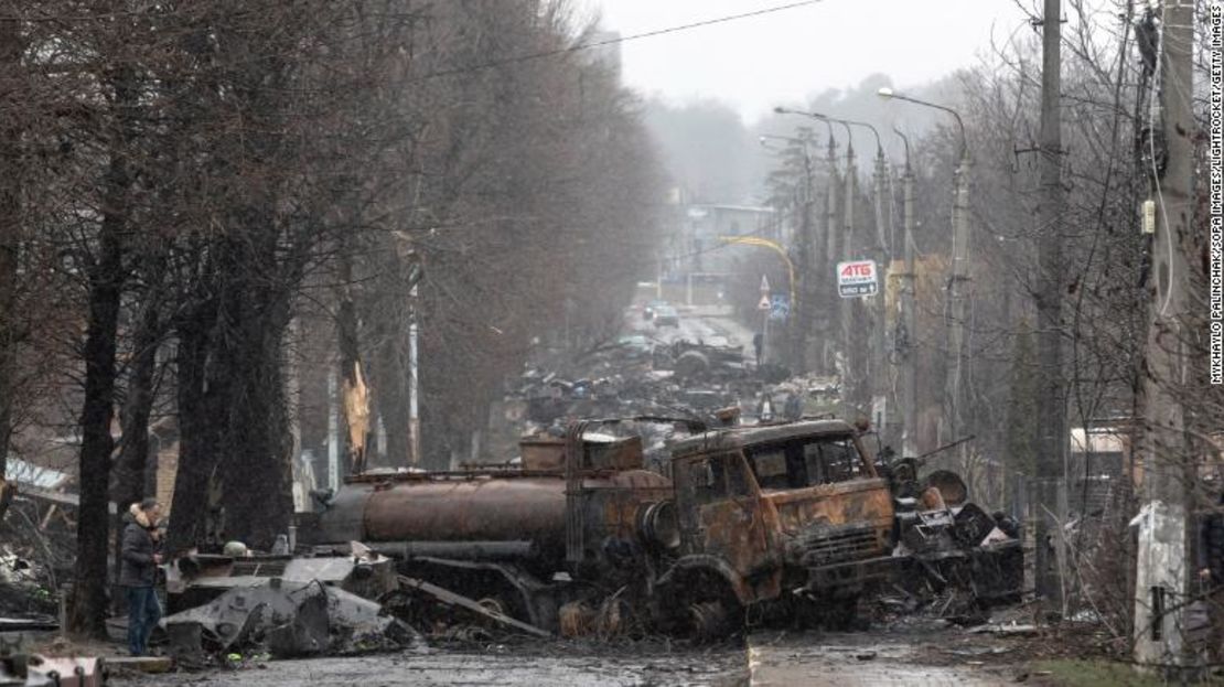 Camiones quemados y equipo militar ruso se ven en las calles de Bucha el 3 de abril después de la retirada de las tropas rusas de la ciudad.