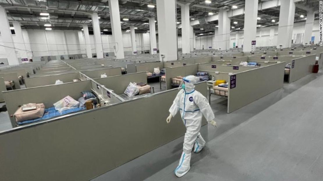 Un trabajador camina en un hospital temporal para pacientes de covid-19 en Shanghái, el 7 de abril.