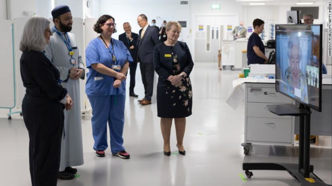 La Reina escuchó del personal del hospital sobre sus experiencias de trabajo en primera línea durante la pandemia.