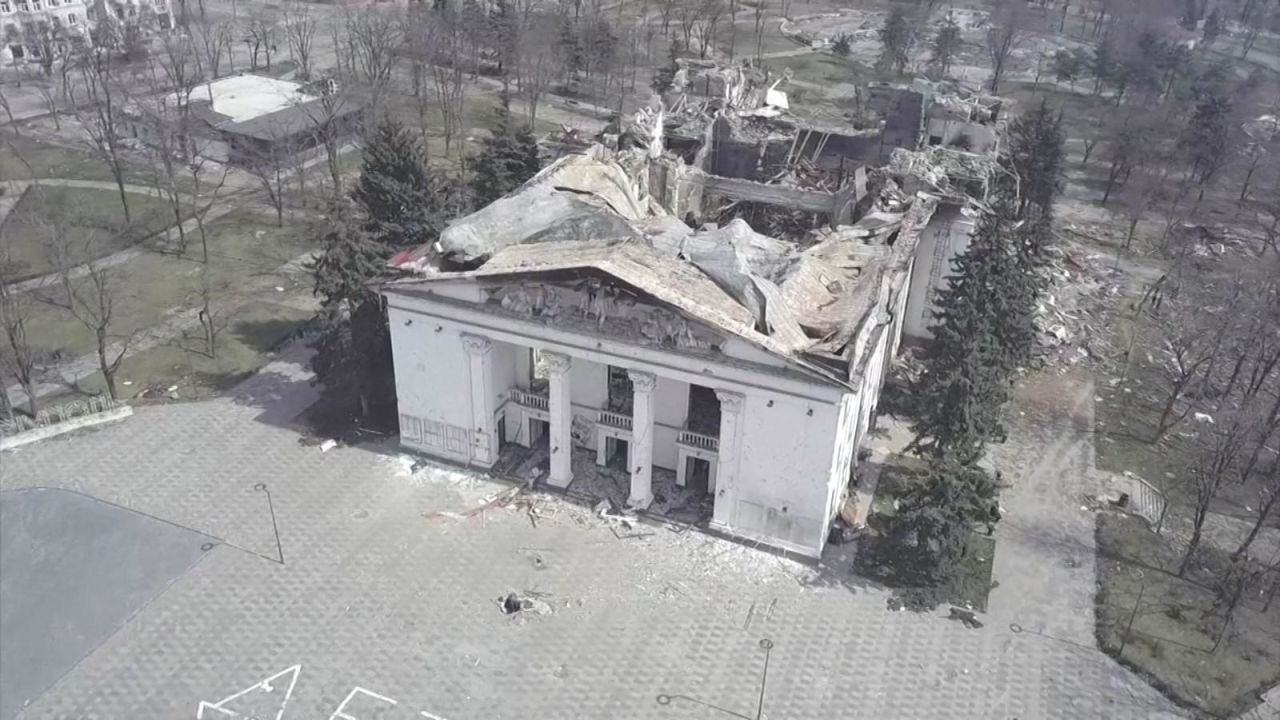CNNE 1185249 - nuevas imagenes de dron muestran la destruccion del teatro dramatico de mariupol