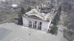 CNNE 1185249 - nuevas imagenes de dron muestran la destruccion del teatro dramatico de mariupol