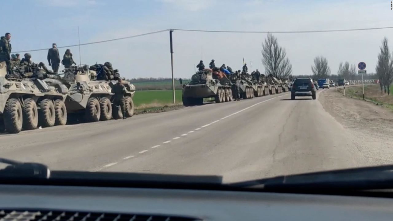 CNNE 1185426 - mira la larga columna de vehiculos militares rusos que se dirige al donbas