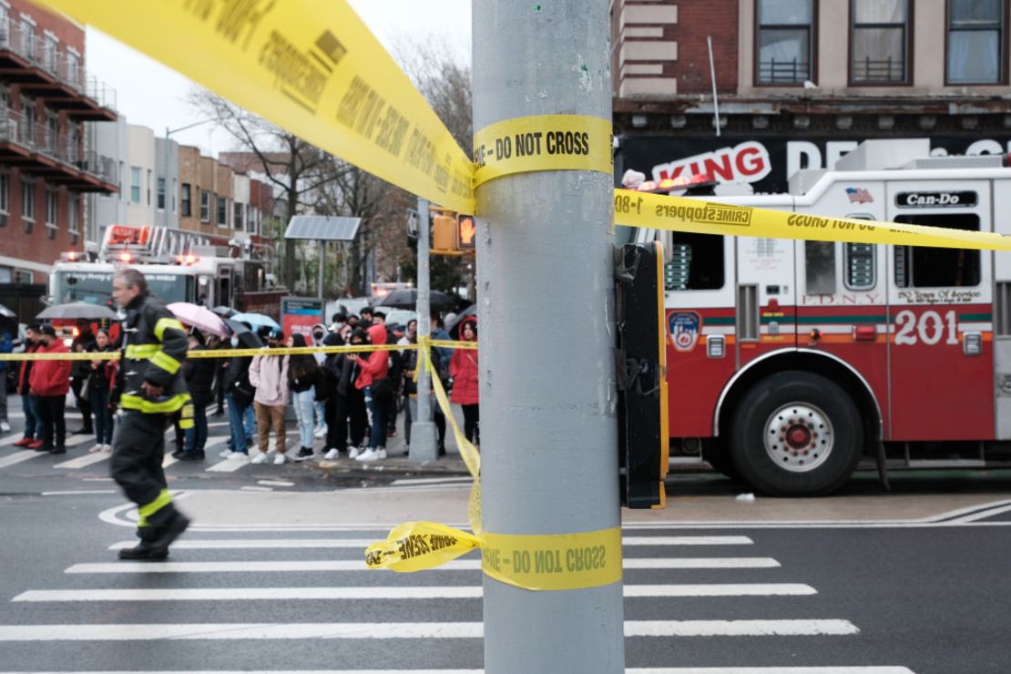 Autoridades de Nueva York responden a un tiroteo en una estación de metro en Brooklyn, Nueva York.