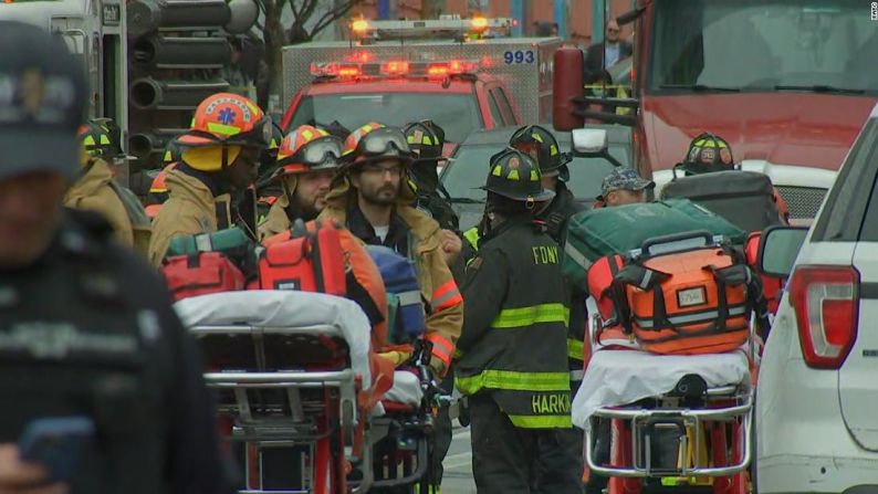 El Departamento de Policía de Nueva York señaló que "no hay dispositivos explosivos activos", en relación a las personas heridas en la estación de metro.