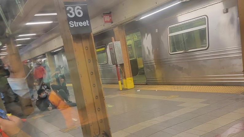 Según la policía, un hombre que posiblemente llevaba una máscara de gas y un chaleco de construcción naranja huyó de la escena hacia un lugar desconocido. Esta es una imagen de la plataforma del metro tras el tiroteo.