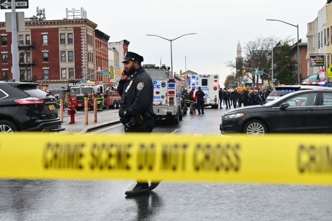 Policías de Nueva York hacen presencia en las calles después del tiroteo en la estación de metro.