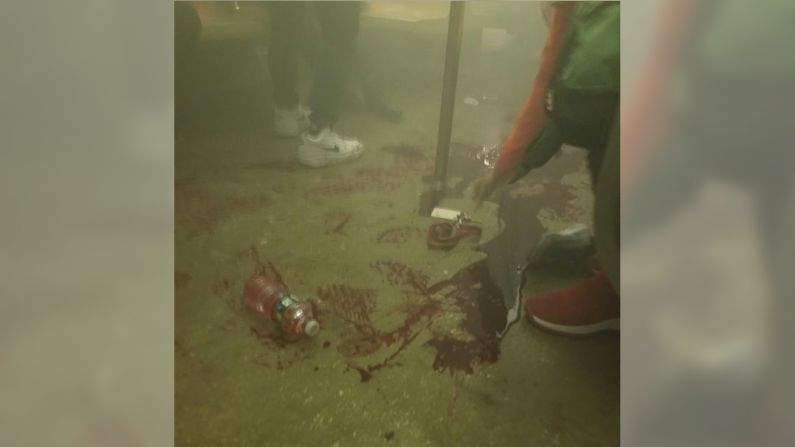 Imágenes de testigos muestran sangre en el piso y personas heridas en la plataforma de la estación de la calle 36 en Brooklyn, NY.