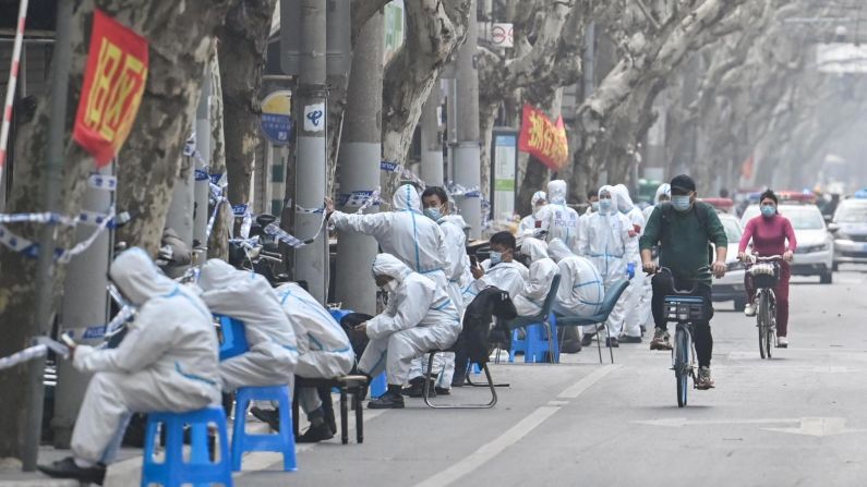 Hay indignación en la ciudad por la exigencia de que todos los pacientes con covid-positivo estén aislados en las instalaciones, incluso los niños pequeños y los bebés, que han sido separados de sus padres.