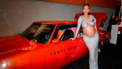 CNNE 1185990 - rihanna celebra su estilo que luce al maximo su maternidad