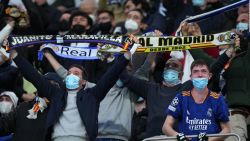 CNNE 1186113 - aficion madridista celebra pase a semifinales de champions