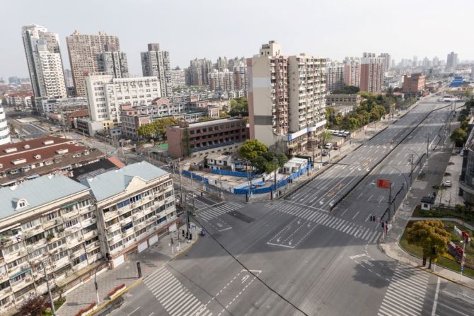 Una vista general muestra calles vacías durante la segunda etapa de un cierre de Covid-19 en el distrito de Yangpu en Shanghái el 1 de abril de 2022.