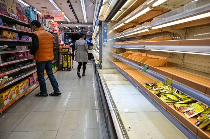 Así se veían los estantes de un supermercado antes de la orden de confinamiento, el 29 de marzo de 2022 en Shanghái.