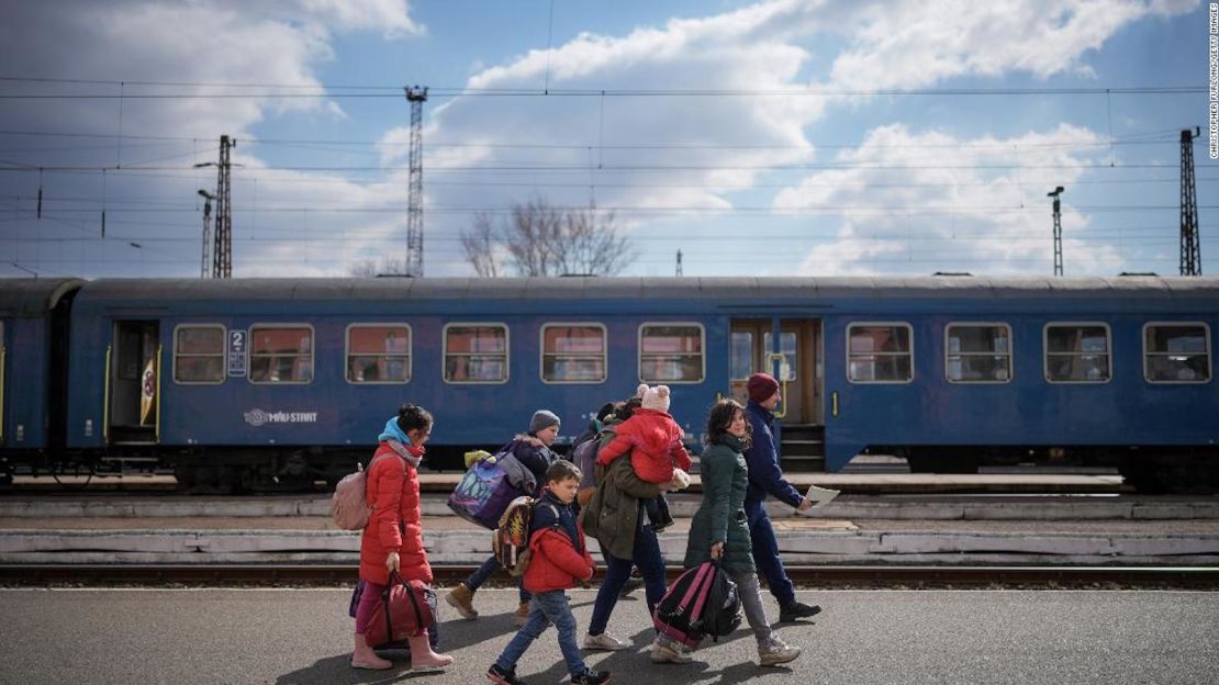 Los refugiados que huyen de Ucrania llegan a Zahony, Hungría, el 10 de marzo. Millones de ucranianos han huido de sus hogares desde que Rusia los invadió a finales de febrero.