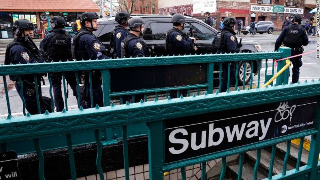 Miembros del Departamento de Policía de Nueva York patrullan las calles después del tiroteo masivo de este 12 de abril.