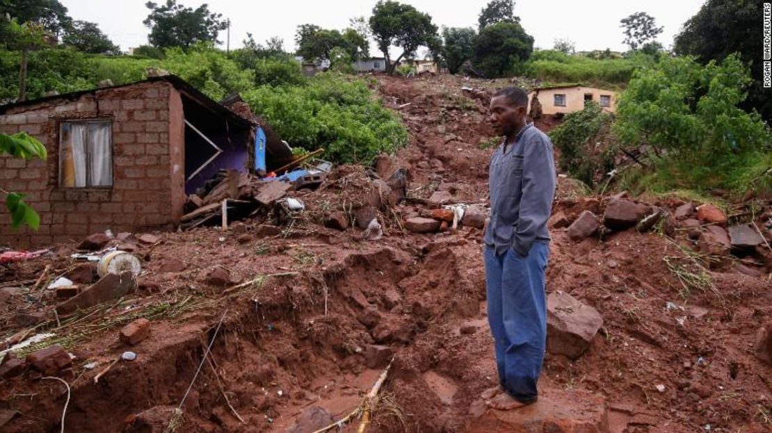 El martes, Jomba Phiri, residente de Durban, observa el terreno donde se encontraba su casa antes de que las fuertes lluvias la destruyeran.