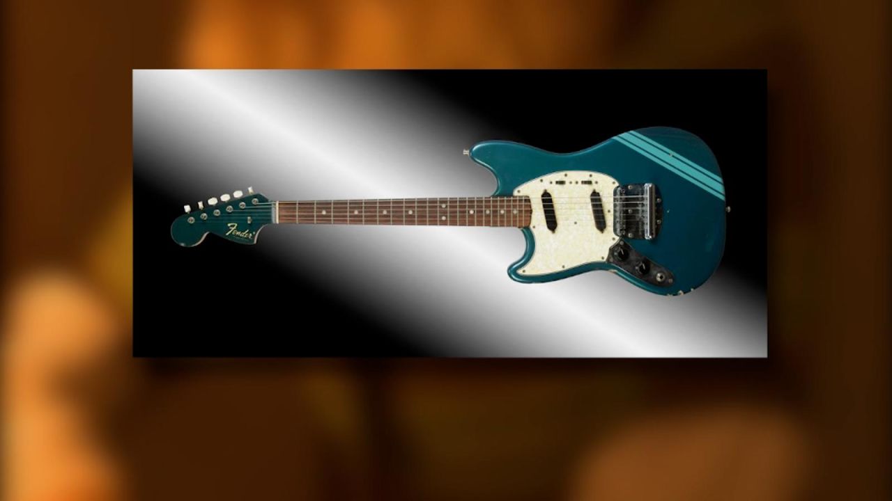 CNNE 1186490 - subastan iconica guitarra azul de kurt cobain