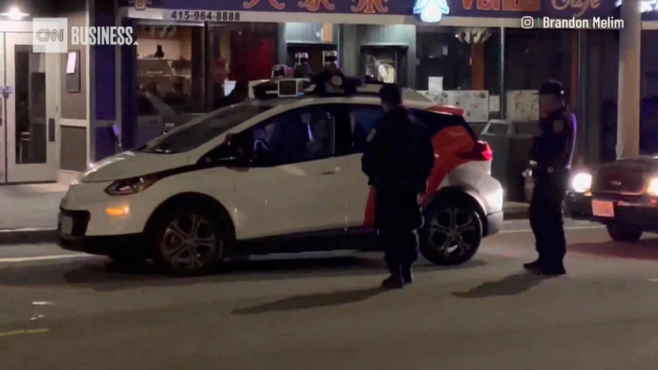 CNNE 1186515 - policia detiene un auto y descubre que no tiene conductor