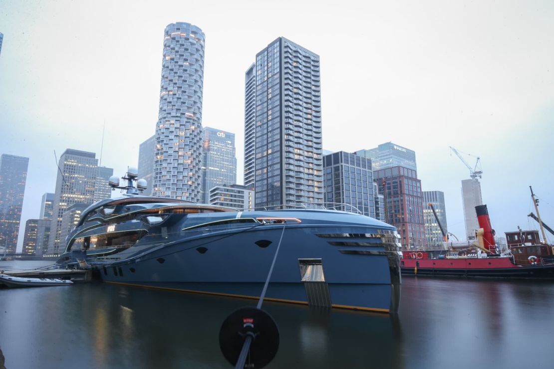 El yate "Phi" de 58,5 metros en Canary Wharf, al este de Londres, el 29 de marzo. Crédito: James Manning/PA Images/Getty Images