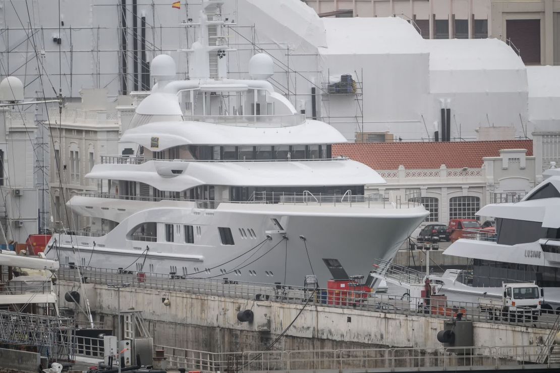 El yate "Valerie", de 85 metros, amarrado en el puerto de Barcelona, España, el 15 de marzo. Crédito: Lluis Gene/AFP/Getty Images