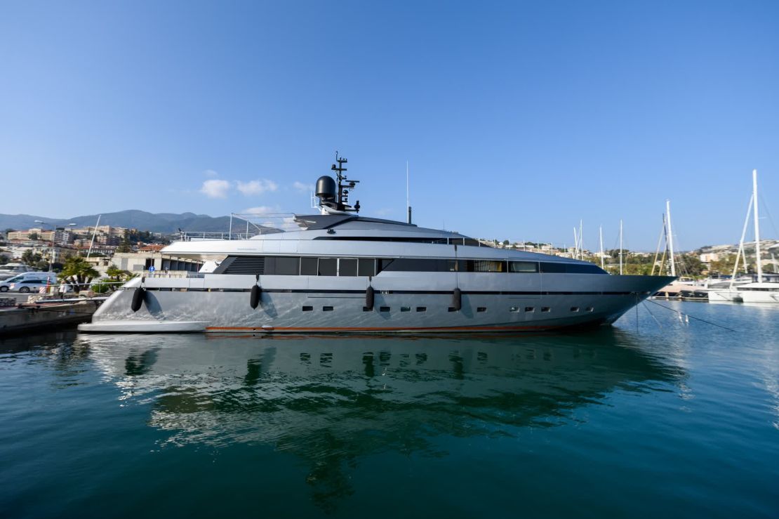 El "Lena", de 38,4 metros de eslora, en el puerto de San Remo, Italia, el 7 de marzo. Crédito: Giuliano Berti/Bloomberg/Getty Images