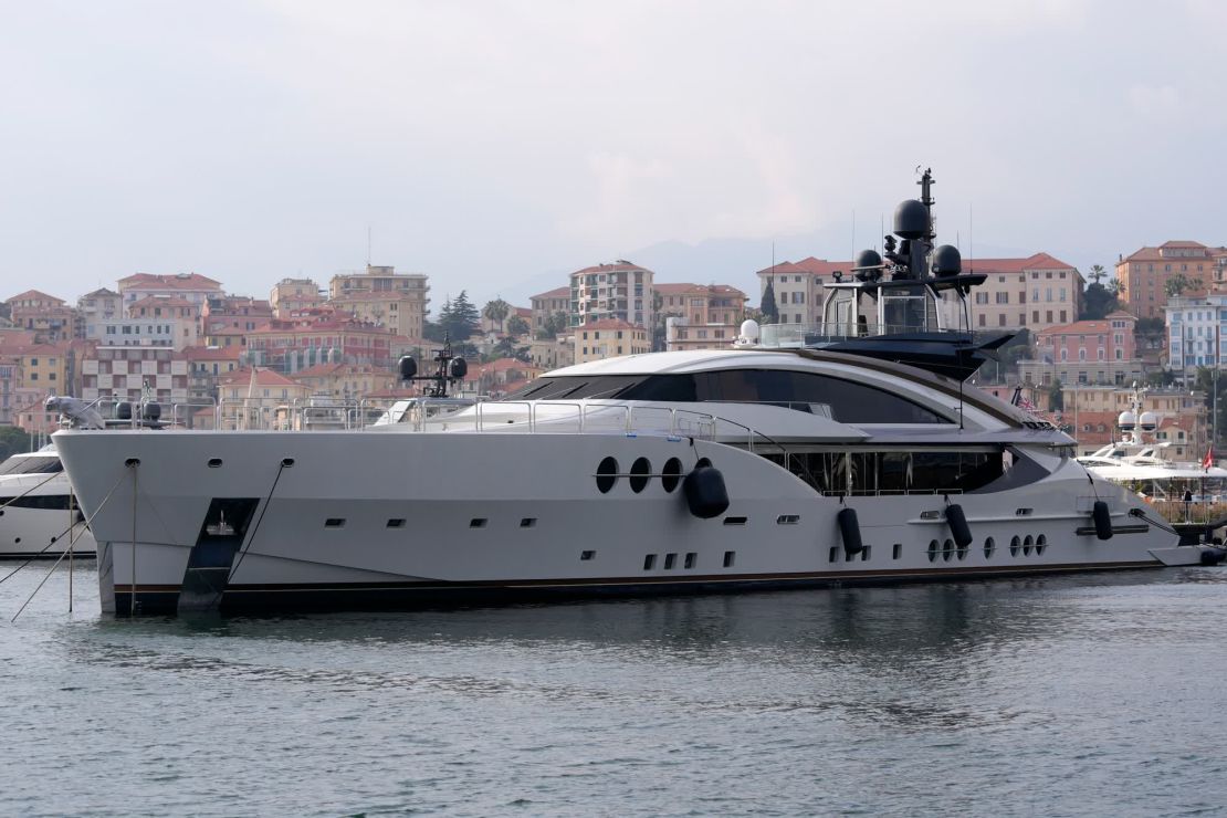 El yate "Lady M" de 65 metros de eslora en el puerto de Imperia, Italia, el 5 de marzo. Crédito: Antonio Calanni/AP