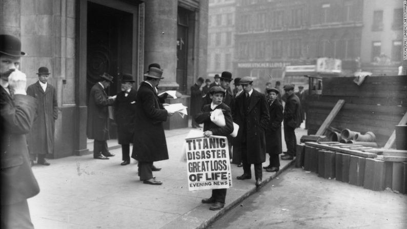 Noticias de la tragedia: el vendedor de diarios Ned Parfett vende ejemplares de la edición de la tarde el 16 de abril de 1912, fuera de las oficinas de White Star en Londres. Crédito: Topical Press Agency/ Getty Images
