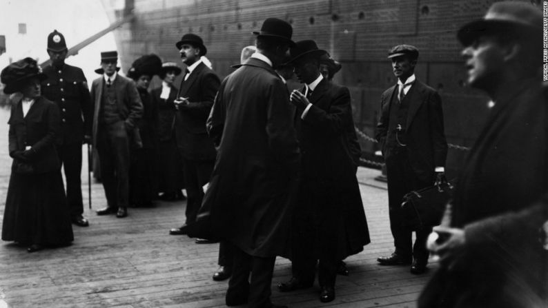 Sobrevivientes del Titanic: sobrevivientes del naufragio llegan a tierra el 11 de mayo de 1912 en el puerto de Liverpool. Crédito: Topical Press Agency /Getty