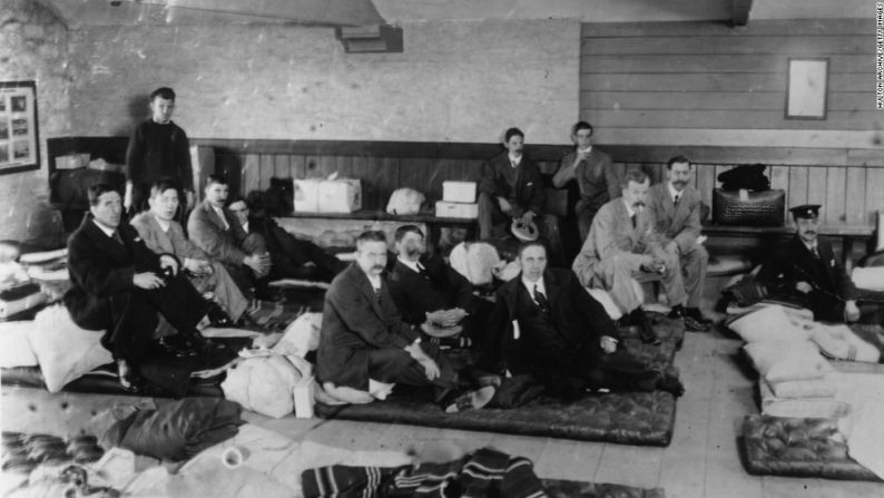 Sobrevivientes del Titanic: otros sobrevivientes se reúnen en el puerto de Millbay en Plymouth el 1 de mayo de 1912. Crédito: Hulton Archive /Getty Images