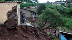 CNNE 1186840 - las inundaciones en durban, sudafrica, arrasan con carreteras y casas